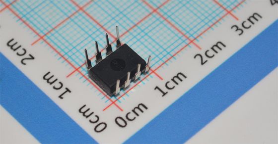 TLC549CP 8-bit ADC 40ksps 4MHz Saati Tek Kaynak 3-6V DIP-8 ±0.5LSB INL Düşük Güç <15mW -40°C'den +85°C'ye