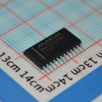MAX7221EWG+T 8 basamaklı LED Ekran Sürücüsü SPI Arayüzü 10MHz Seri Veri Hızı 2.7V-5.5V İşlem Bireysel LED Kontrolü ve 24 Pin Geniş SOIC Paketi
