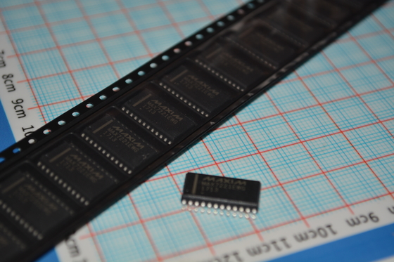 MAX7221EWG+T 8 basamaklı LED Ekran Sürücüsü SPI Arayüzü 10MHz Seri Veri Hızı 2.7V-5.5V İşlem Bireysel LED Kontrolü ve 24 Pin Geniş SOIC Paketi