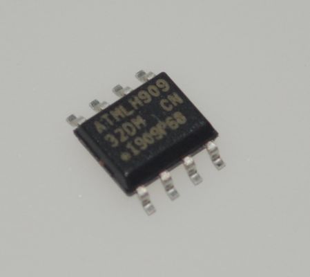 AT24C32D-SSHM-T 32Kb I2C Seri EEPROM 1.7V ila 5.5V Geniş Voltaj 1MHz Hız 32 Bayt Sayfa Donanımı WP 1M Yaz Cycles 100 yıllık Saklama SOIC-8 Endüstriyel Temp
