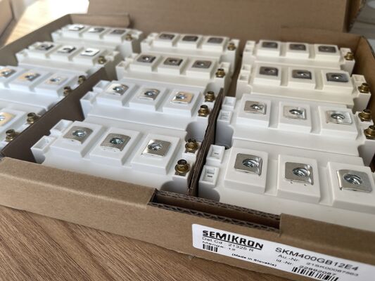 SKM400GB12E4 1200V 400A IGBT Modülü Düşük Vce (sat) Yüksek Kısa devre sağlamlığı Düşük anahtarlama kaybı Yüksek yalıtım Endüstriyel sınıf Motor tahrikleri ve endüstriyel UPS için
