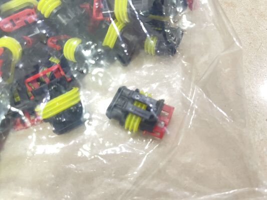 282087-1 4 Pozisyon 2.5mm Pitch Kablo-Kart Konnektörü Sıkma Yuvası Sürtünme Kilidi Panel Montaj Polarize UL 94V-0 4.5A Güç Dağıtımı ve Endüstriyel İçin Derecelendirme