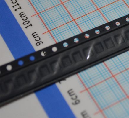 SIT8002AC-13-33E-50.00000T 50MHz MEMS osilatörü ±50ppm Istikrarlılık 1.8-3.3V Akım 2.5mA Düşük Güç LVPECL Çıktısı -40°C'den +85°C'ye kadar AEC-Q100 Yeterli